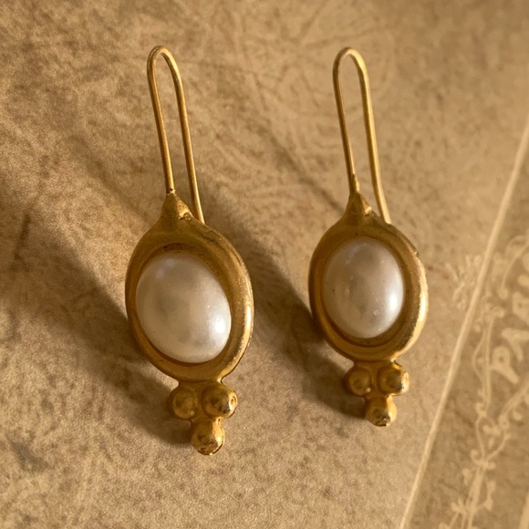 Glamorous Faux Pearl & Matte Gold Tone Hook Fashion Costume Earrings Wedding - Picture 2 of 6